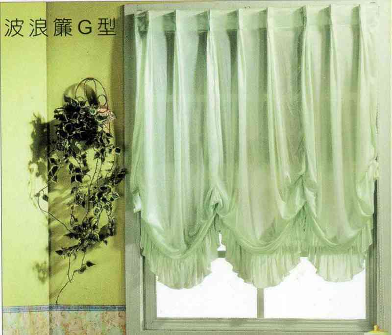 「線簾款式:簡約設計與實用性兼顧的窗簾選擇」 這張圖片展示了一款線簾,具備簡約的設計風格,通過垂直線條營造隱私保護與視覺開放感,適合現代家庭空間。